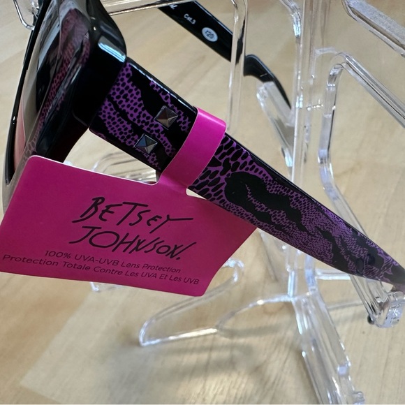 Betsey Johnson 100% UVA-UVB Lens Protection - Picture 2 of 6